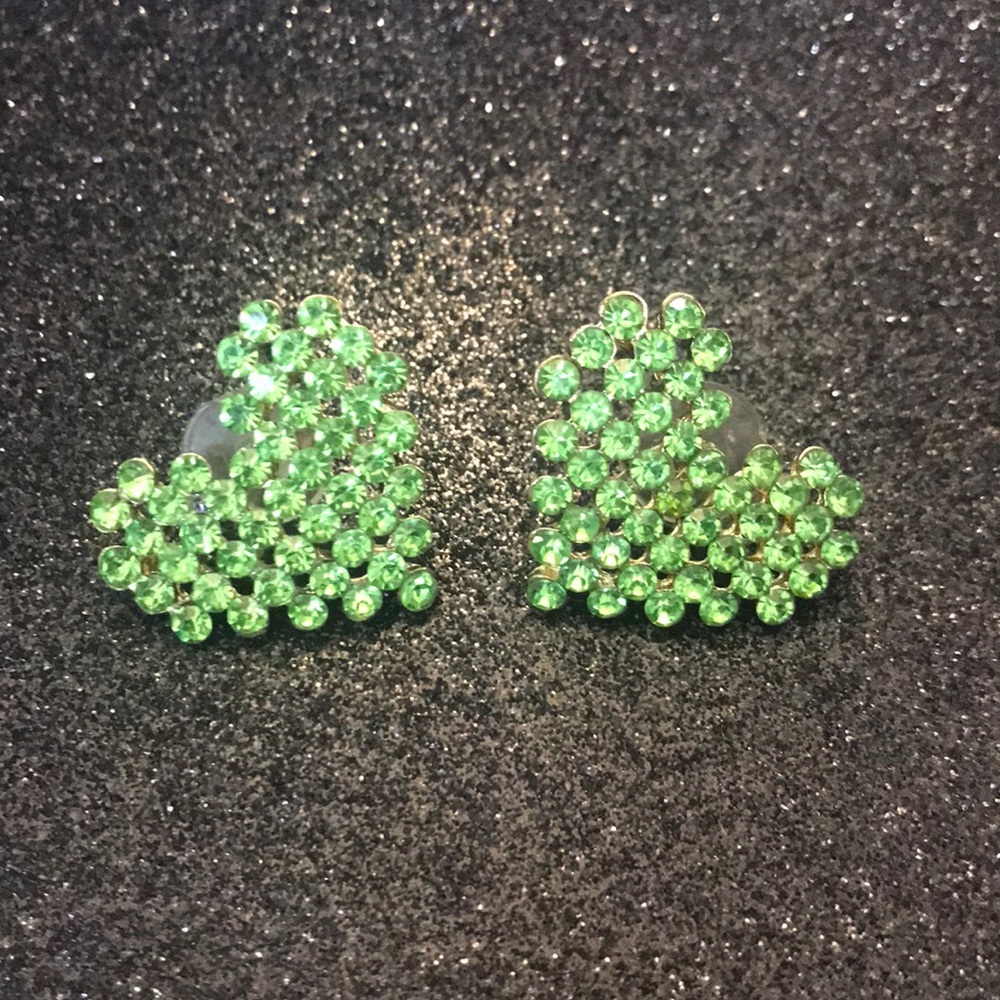 💚 Green Heart Earrings